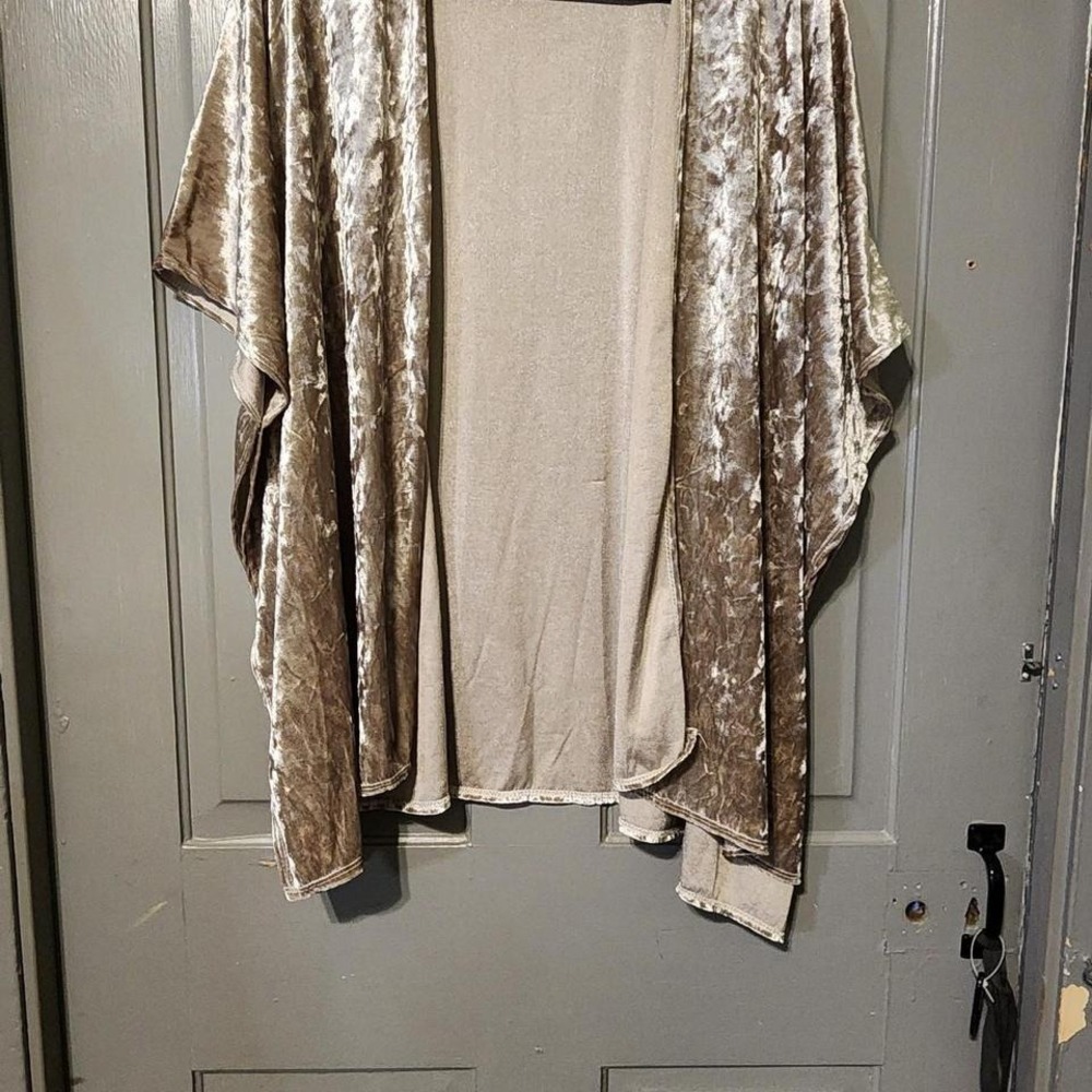 Olivia Rae Gold champagne velvet kimono shawl with a boho vibe, Size Med